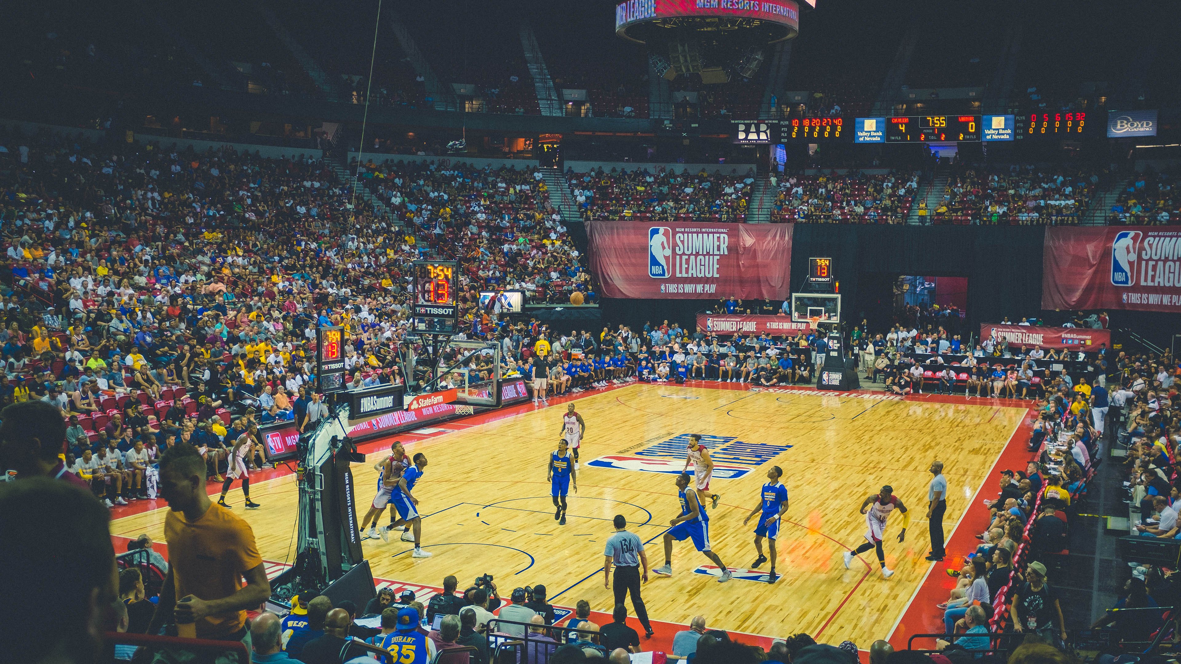 是否应推动球队设立球员社区陪伴计划，要求球队